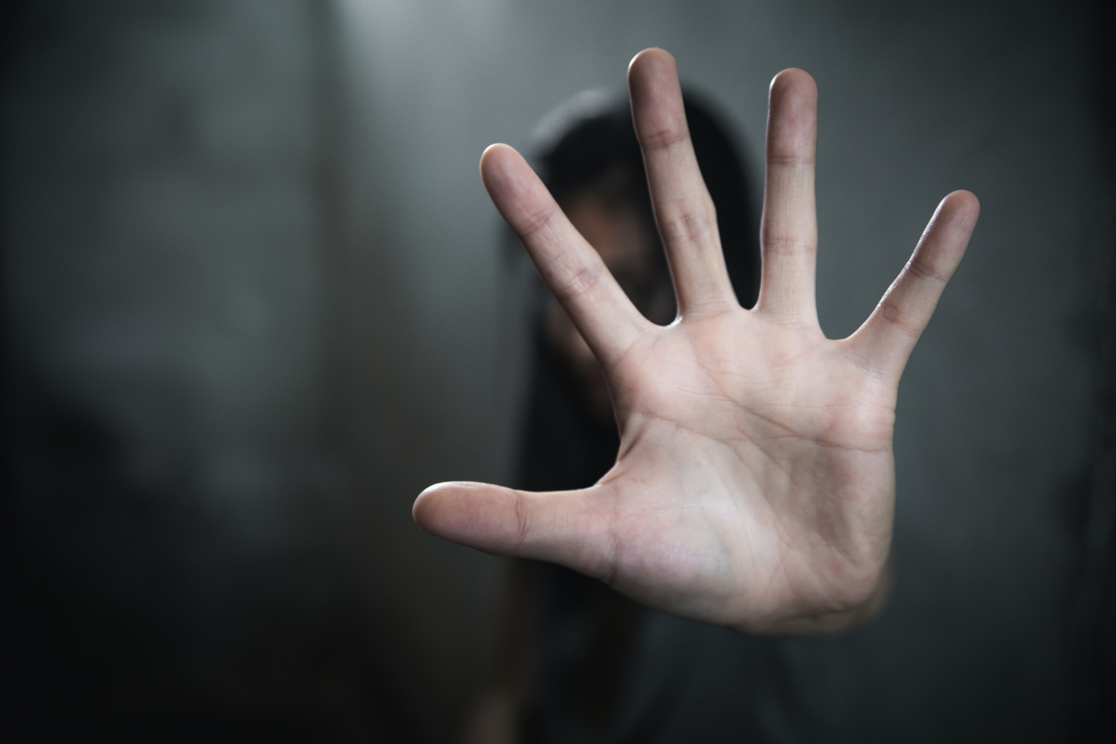 Homem ateia fogo em casa com família dentro em Cedro: caso choca moradores